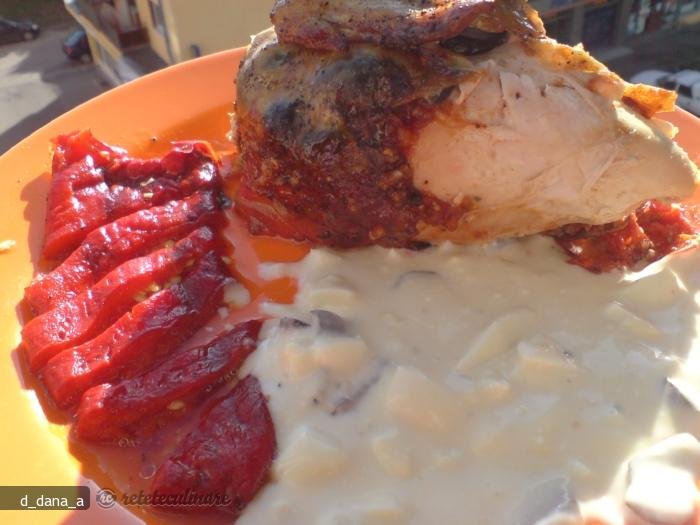 Pui Umplut cu Masline pe Pat de Ardei Iute