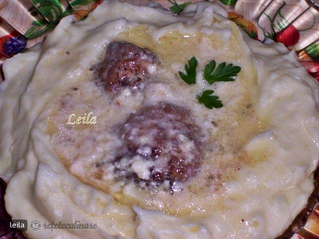 Chiftelute In Sos Bechamel