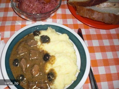 Ficat de Porc cu Sos de Smantana si Masline Negre