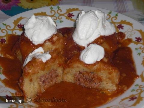 Galuste de cartofi, umplute cu chiftelute din carnati