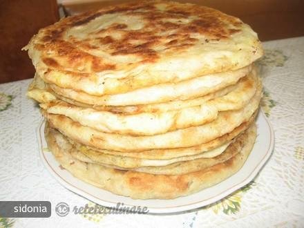 Placinta cu cartofi, varza sau branza