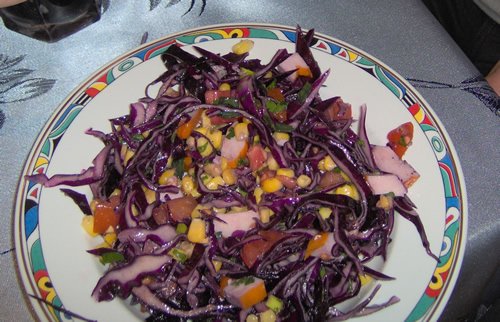 Salata de varza rosie cu piept de pui afumat