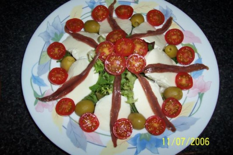 Salata de mozzarella si anchoa