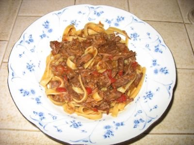 Carnita de vita cu sos de rosii si paste