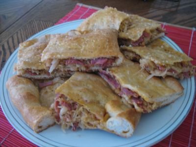 Paine umpluta cu varza acra si pastrama