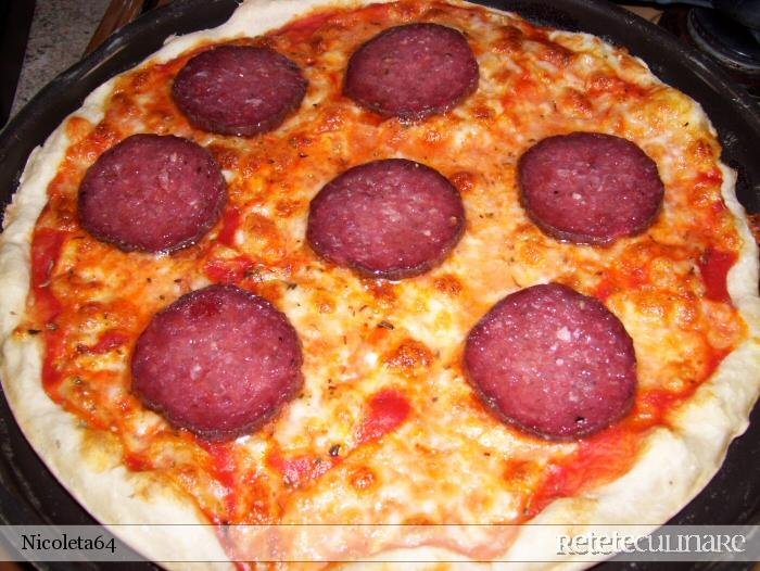 Pizza cu ardei gras si hamsie