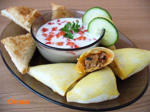 Trigoane cu Carne si Sos Grecesc