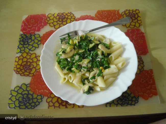 Penne cu Sos de Smantana si Spanac