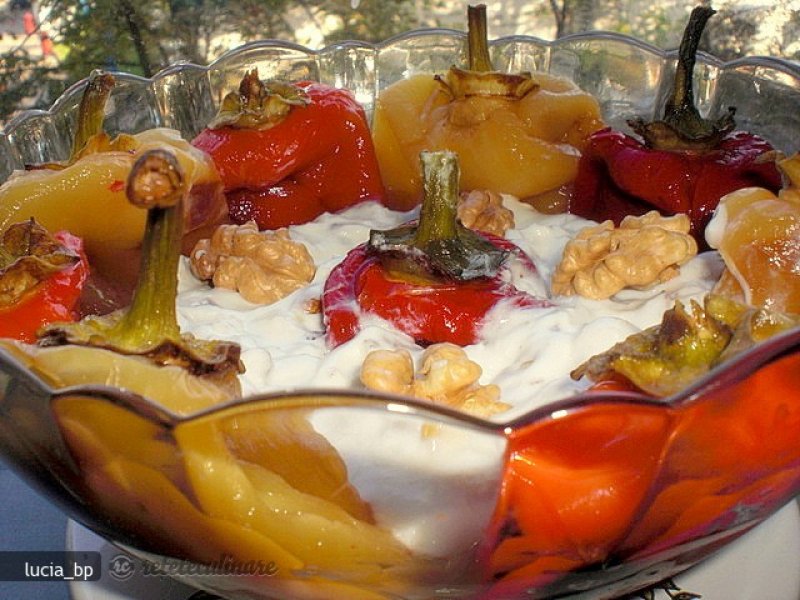 Salata de Ardei Copti cu Smantana, Nuca si Mujdei