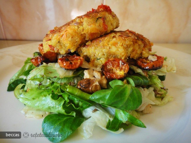 Burger Vegetarian cu Quinoa si Salata cu Rosii Semi-uscate