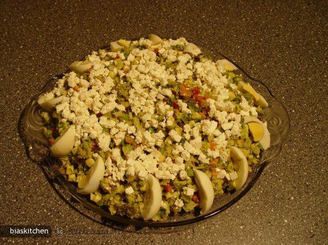 Salata de Broccoli si Conopida cu Sos de Avocado