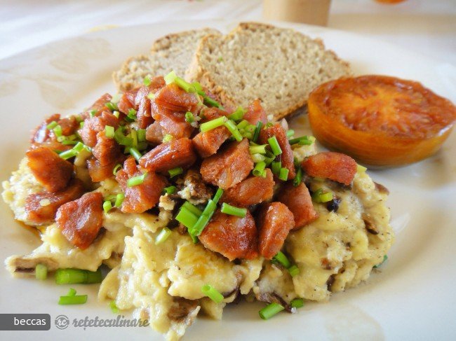 Oua cu Hribi, Chorizo si Rosie