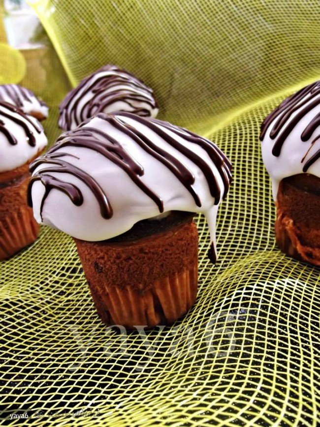 Muffins cu Fructe de Padure, Glazura si Ciocolata