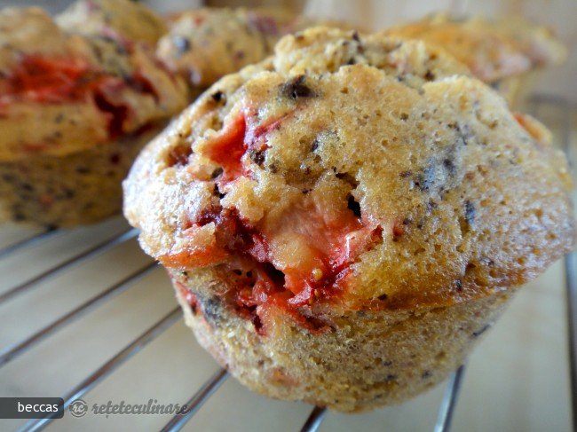 Muffins cu Zmeura, Capsuni si Ciocolata Amaruie