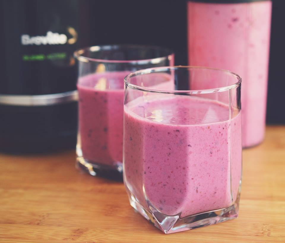 Smoothie cu banane, fructe de padure si capsuni