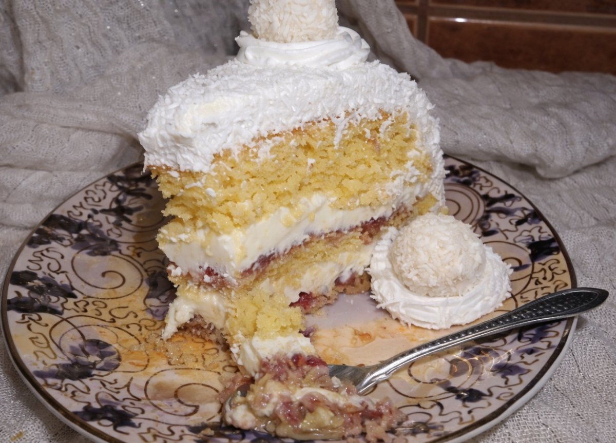 Tort Raffaello cu Zmeura