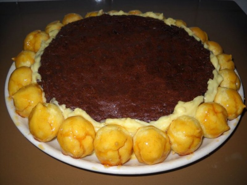 Tort brownies cu mini choux-uri
