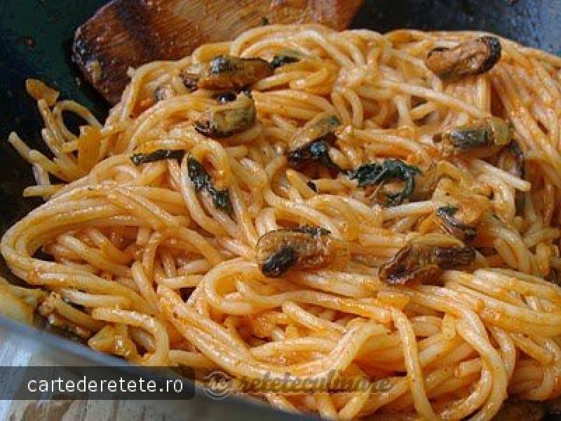 Spaghetti cu midii si sos de rosii
