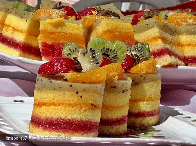 Prajitura multicolorata cu Fructe