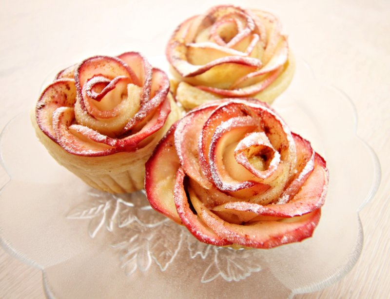 Trandafiri din foietaj cu mere
