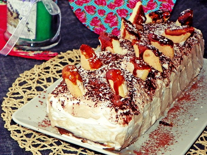 Tort cu piscoturi, crema de ciocolata si nuca