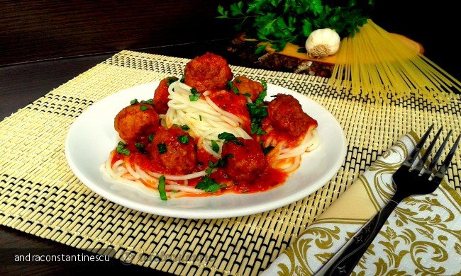 Spaghete cu sos de rosii si chiftele din carne tocata de porc