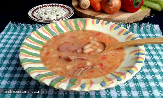 Mancare de fasole cu pastrama de porc afumata