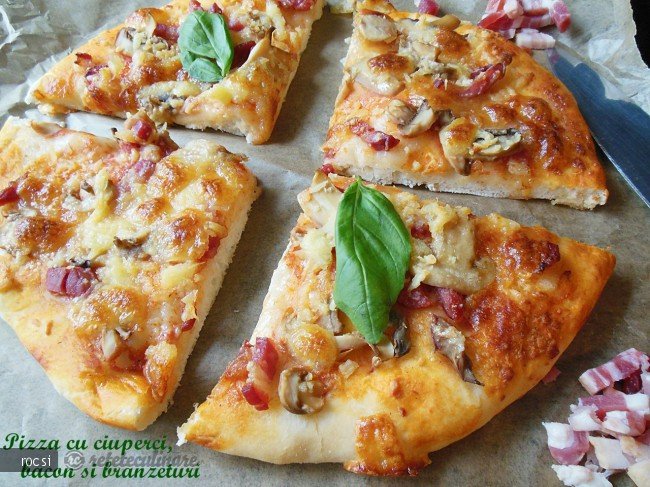 Pizza cu ciuperci, bacon si branzeturi