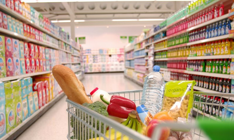 Hipermarketurile din Romania, obligate sa aiba la raft 51% produse romanesti