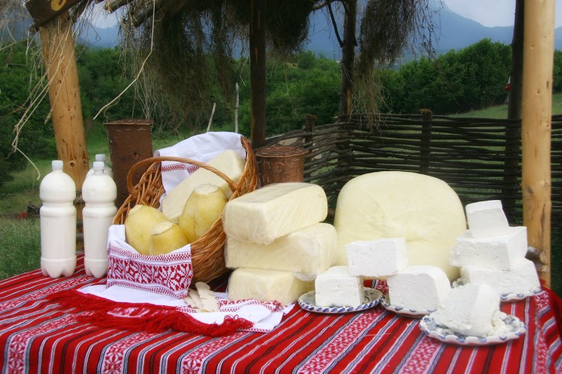 Patru tone de branza romaneasca expirata, confiscate de Politia Romana