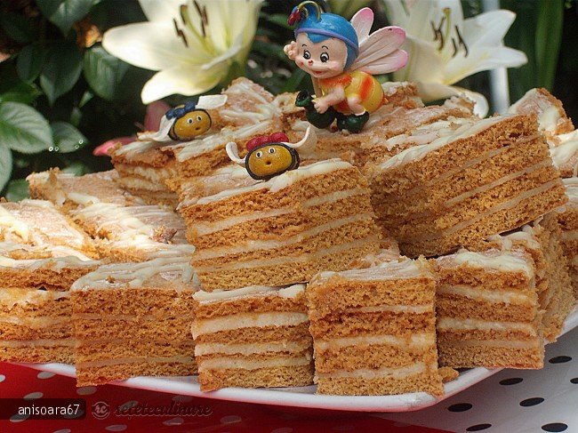 Prajitura Lamaita cu Miere de Albine si Glazura de Ciocolata Alba