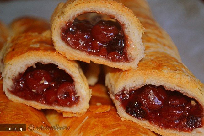 Strudel delicios cu fructe, cu un aluat foietat usor de facut