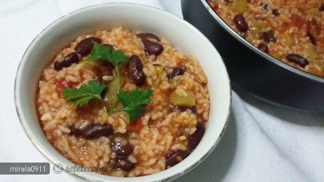 Orez cu boabe de fasole rosie si ardei