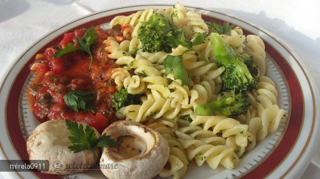 Paste cu broccoli si sos de rosii