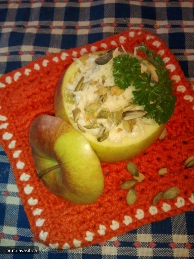 Salata de telina cu seminte de dovleac in cosulete de mere