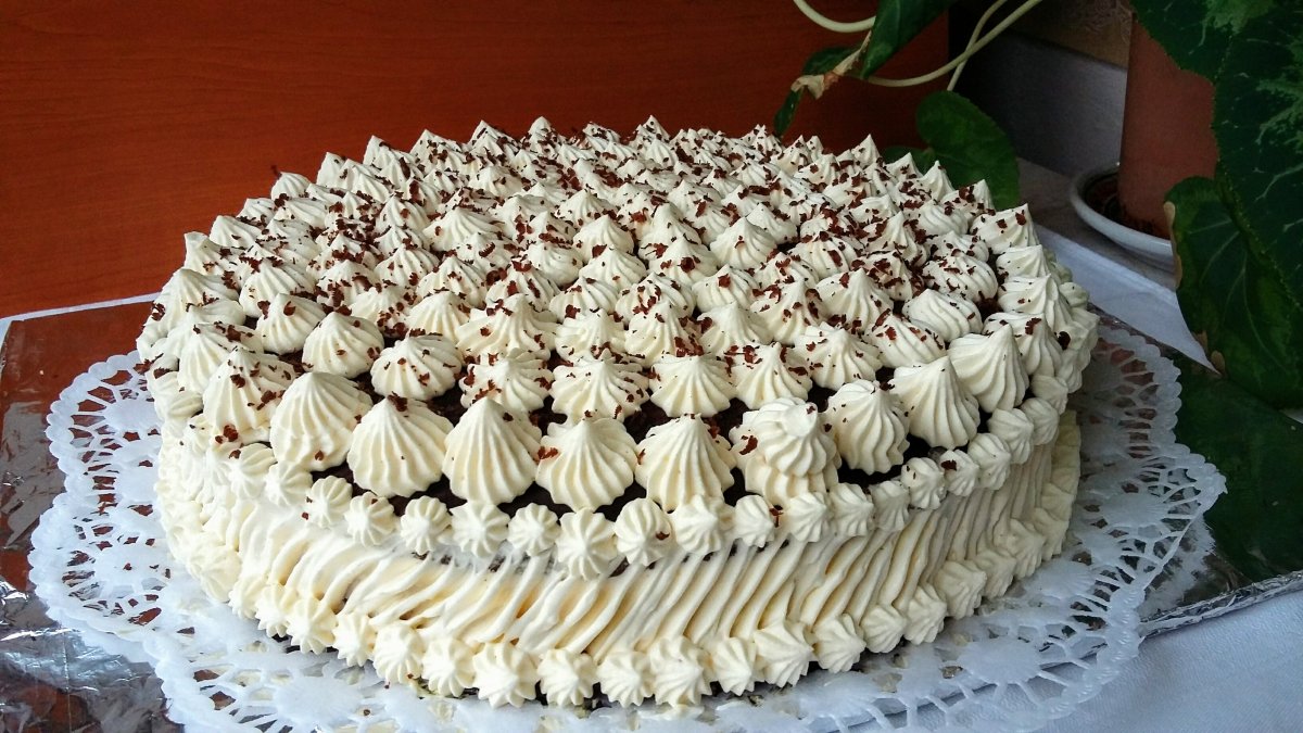 Tort cu blat de cacao si crema de vanilie cu nuca