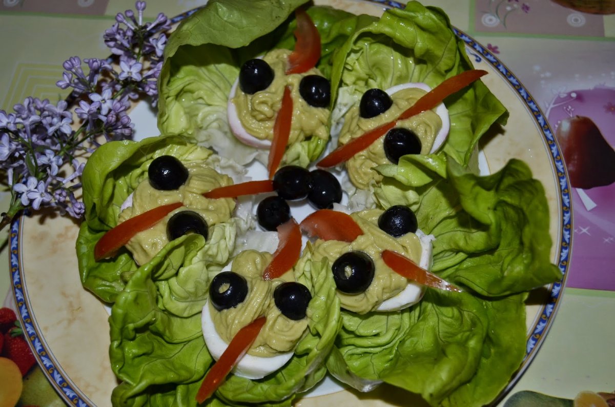 Oua umplute cu pasta de avocado