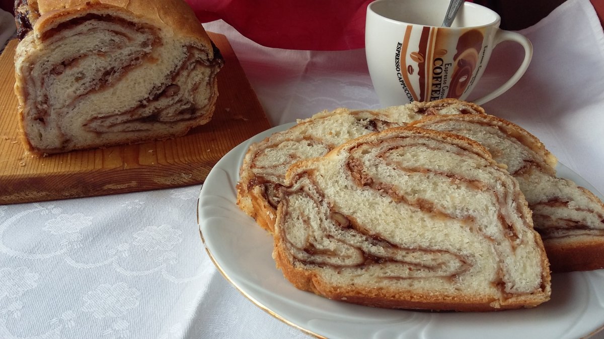 Cozonac cu mere, nuca si gem de prune