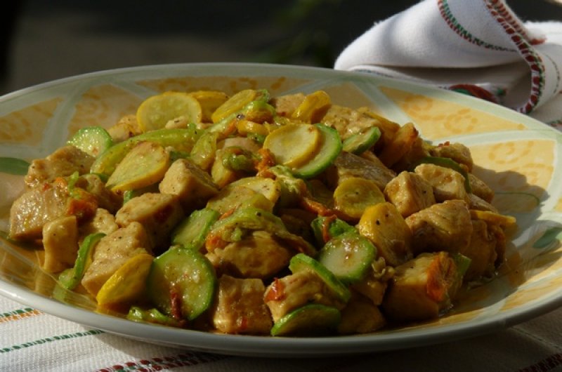 Bucatele de piept de pui cu dovlecel