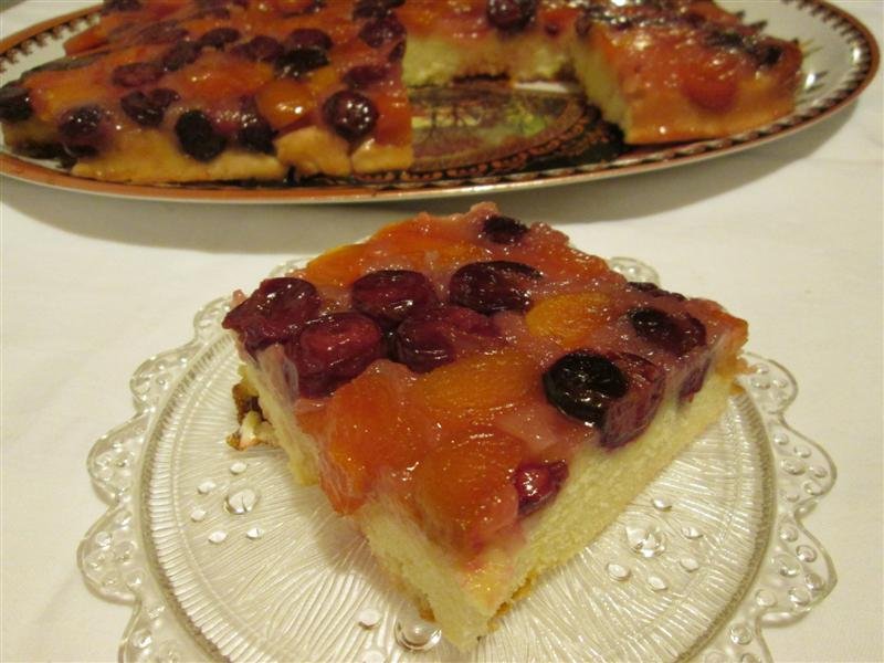 Prajitura rasturnata cu visine si caise