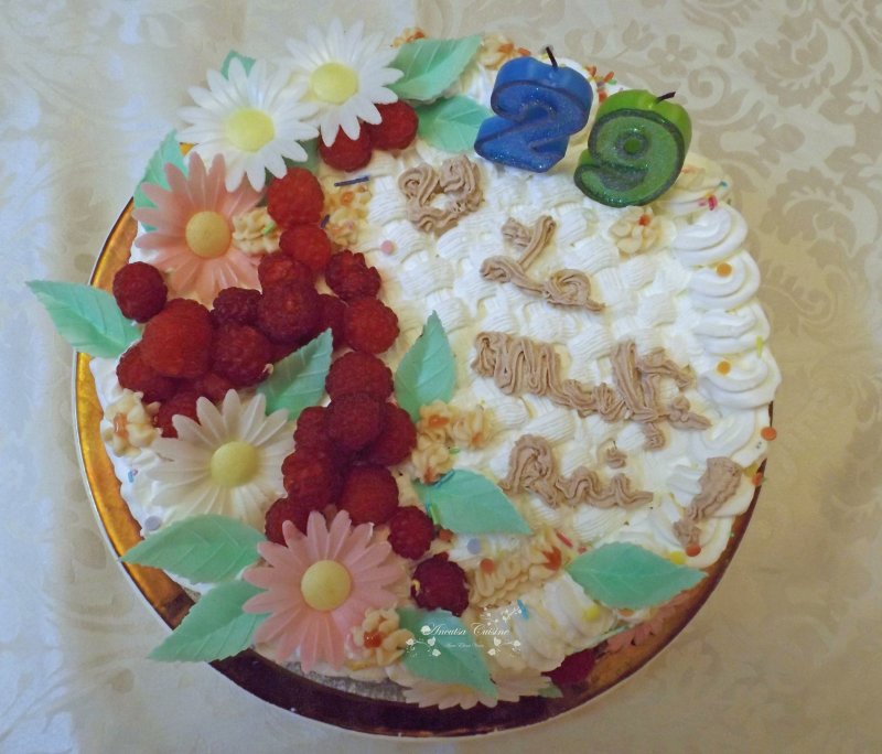 Tort-Cos cu flori si zmeura
