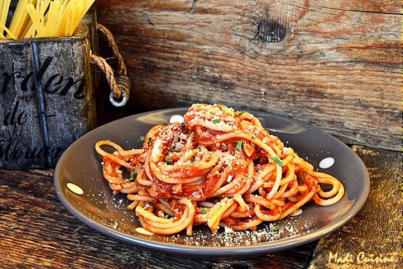 Spaghetti cu sos ragu de pui si parmezan
