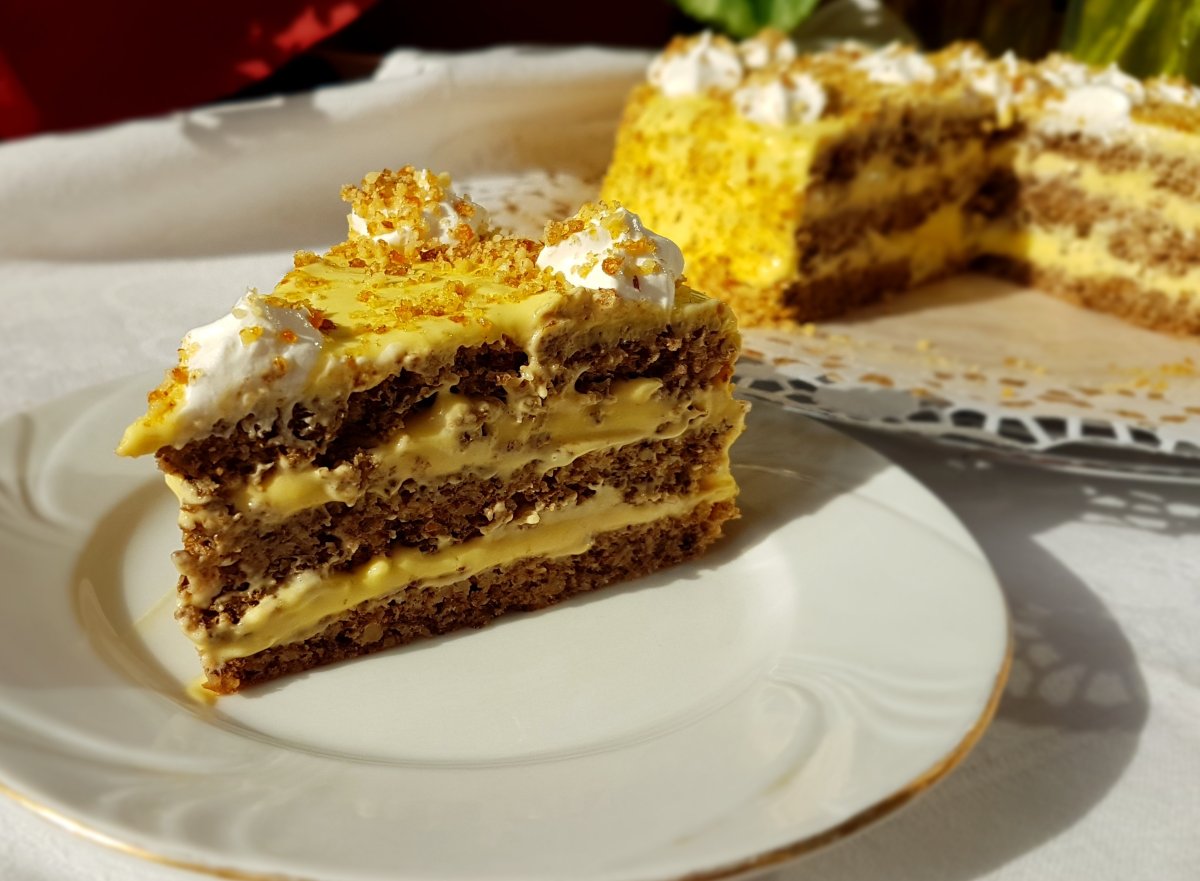 Tort cu blat de nuca si crema de vanilie cu mascarpone