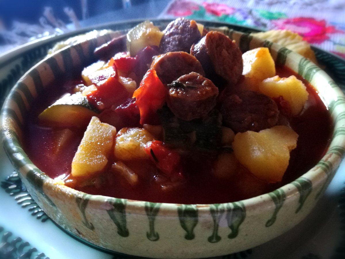 Tocanita de chorizo picant cu cartofi, zucchini si painici din mamaliga cu cascaval la cuptor
