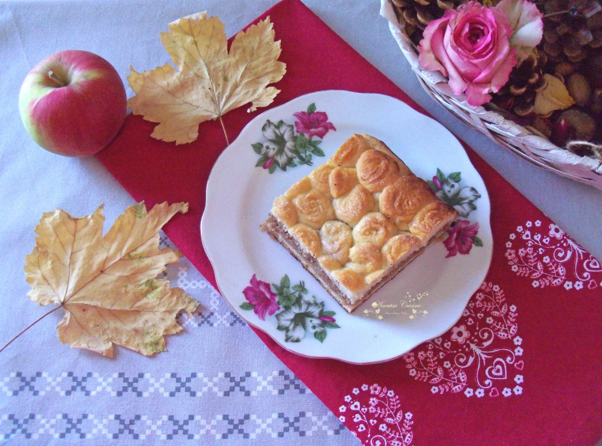 Plăcintă cu mere, nuci şi aluat cu vin