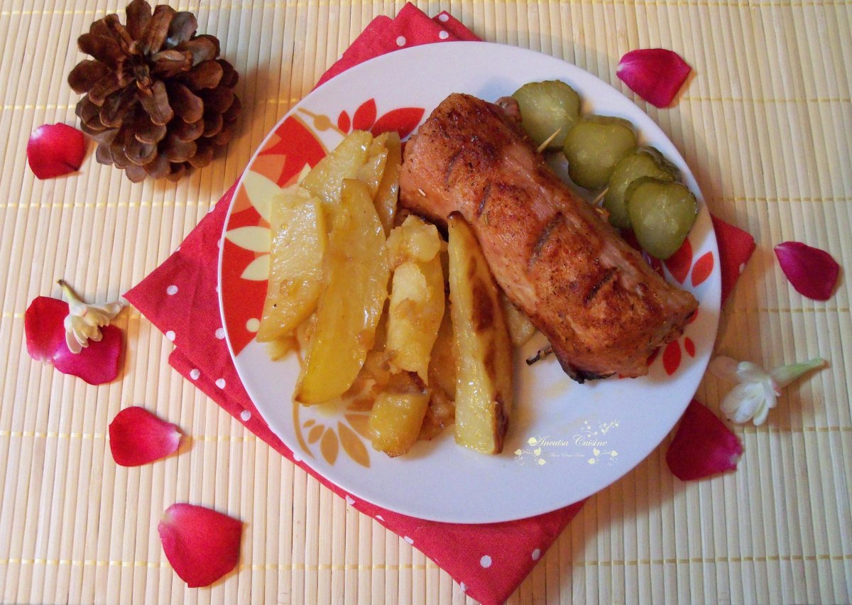 Platou de toamnă cu ruladă de porc, mere, cartofi copţi şi muraturi