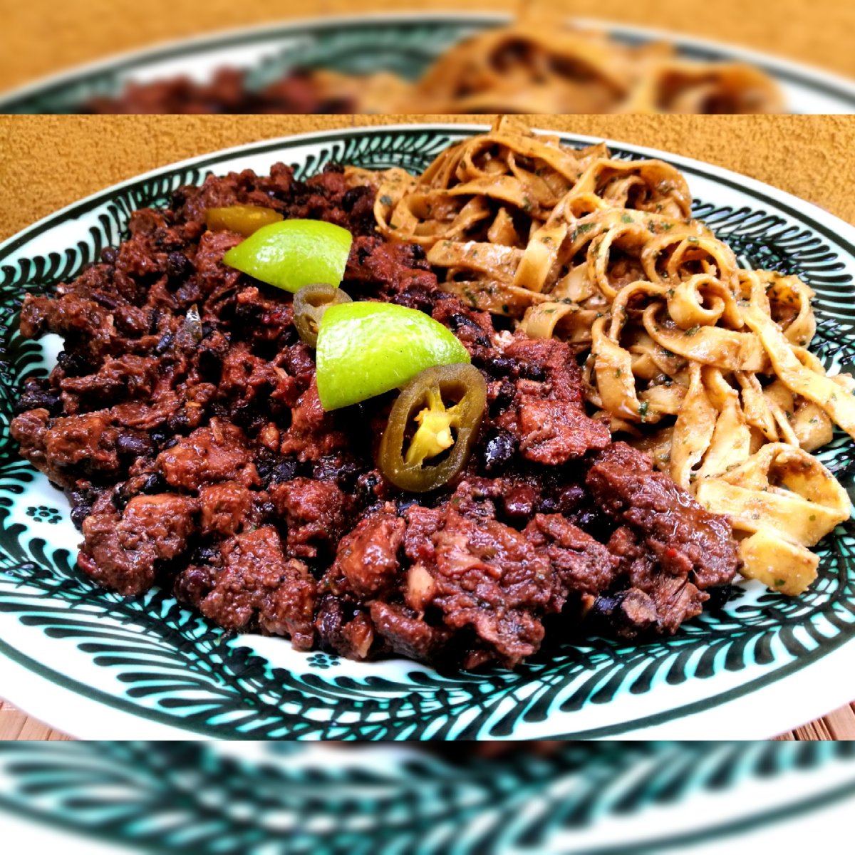 Chili con carne si paste cu avocado