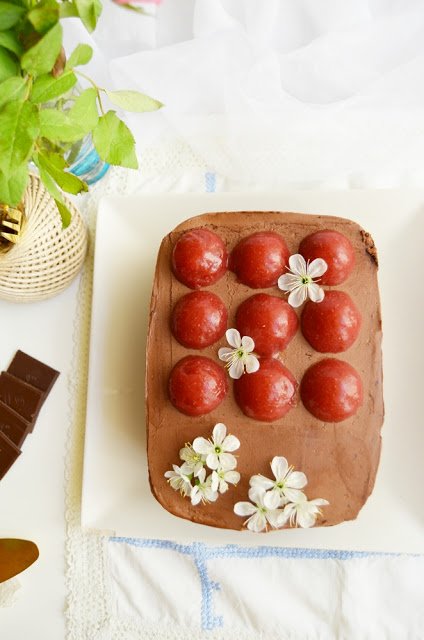 Tort cu ciocolata, crema de lapte si jeleu de capsune