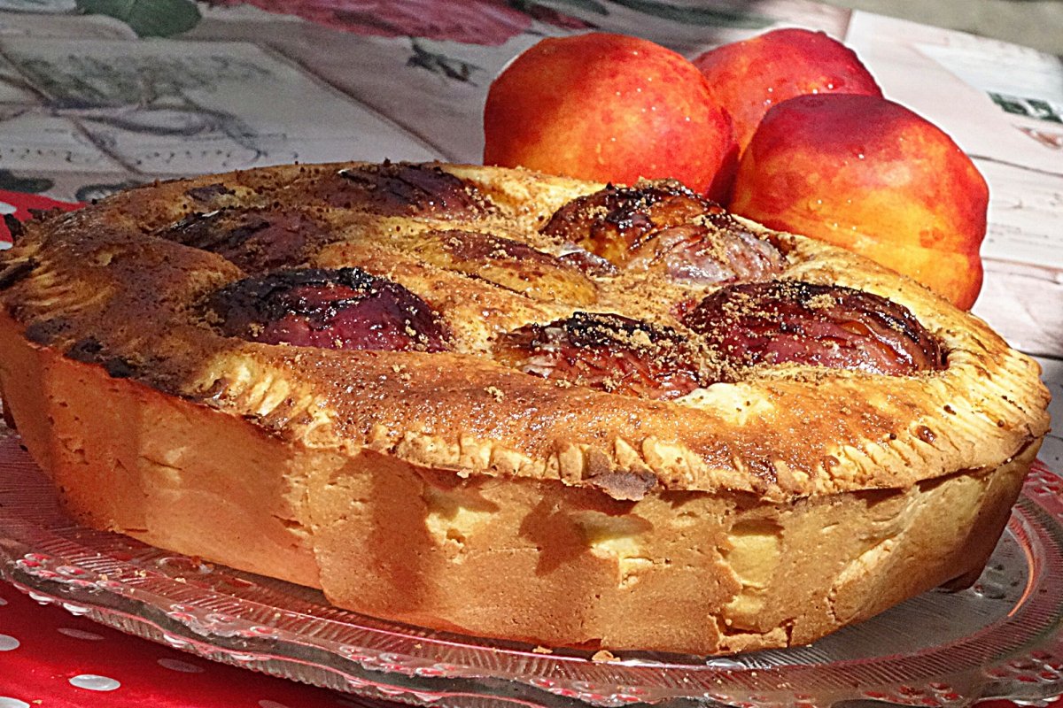 Tarta cu blat fraged si nectarine caramelizate