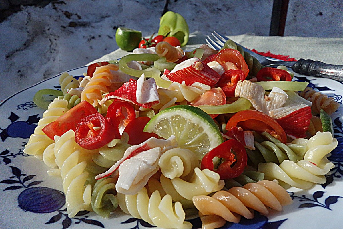 Fusilli tricolori picanti cu surimi